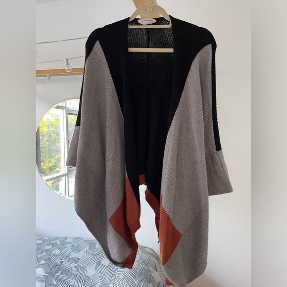 GOODNIGHT MACAROON “Kayla” Colorblock Shawl, Size L - Picture 2 of 4